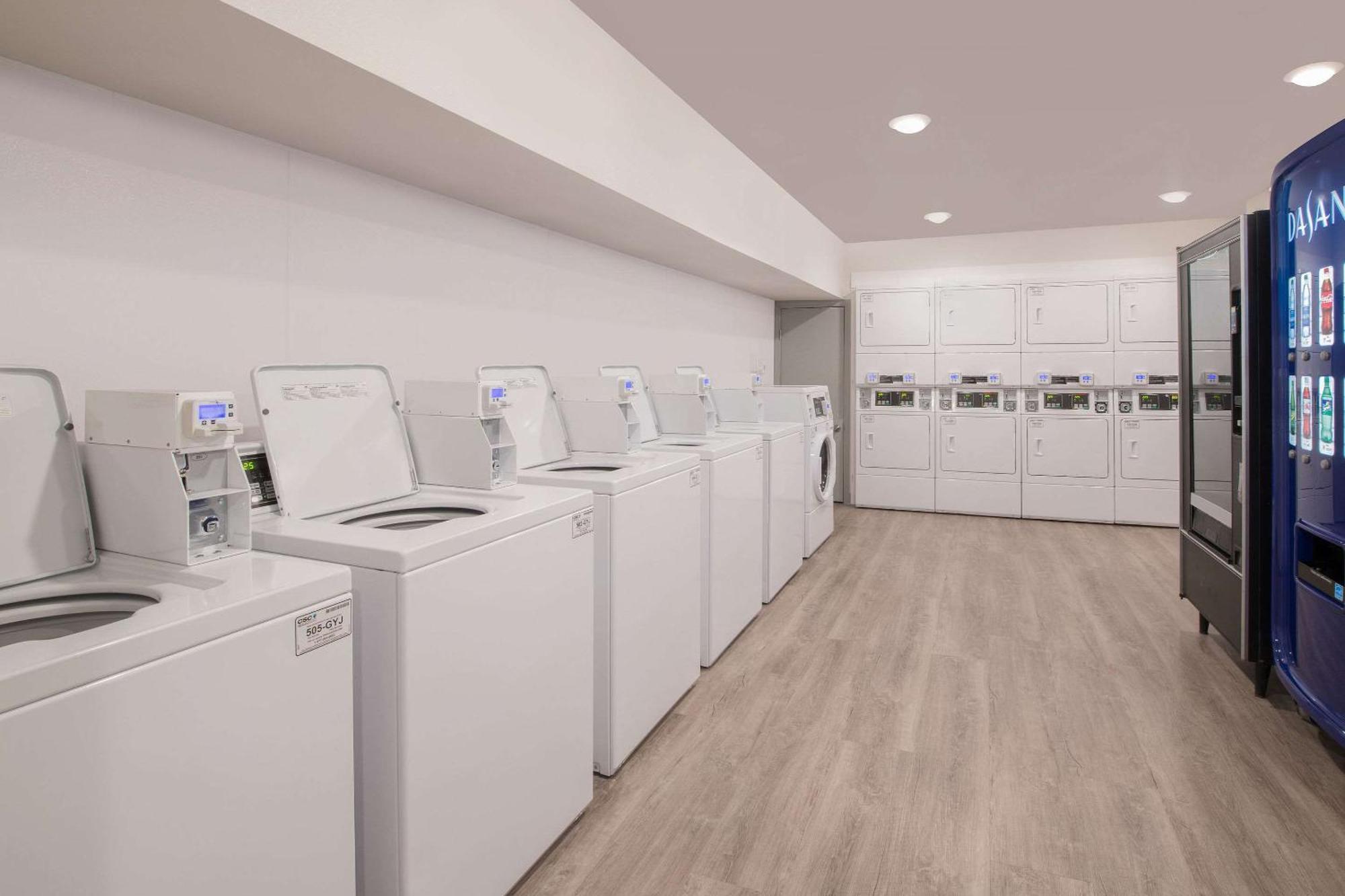 Woodspring Suites Savannah Пулер Экстерьер фото